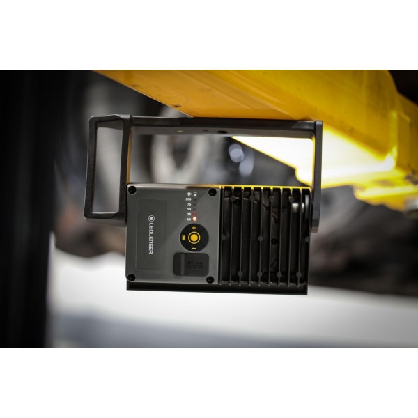 Фонарь-прожектор LedLenser IF4R с функцией PowerBank, заряжаемый, 2500/1000/200 - 502001 Фонарь-прожектор LedLenser IF4R с функцией PowerBank, заряжаемый, 2500/1000/200 - 502001