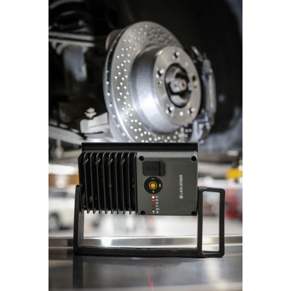 Фонарь-прожектор LedLenser IF4R с функцией PowerBank, заряжаемый, 2500/1000/200 - 502001 Фонарь-прожектор LedLenser IF4R с функцией PowerBank, заряжаемый, 2500/1000/200 - 502001