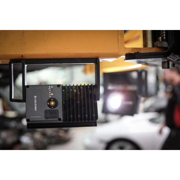 Фонарь-прожектор LedLenser IF4R с функцией PowerBank, заряжаемый, 2500/1000/200 - 502001 Фонарь-прожектор LedLenser IF4R с функцией PowerBank, заряжаемый, 2500/1000/200 - 502001