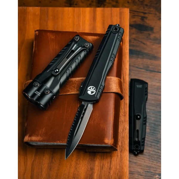 Набір Microtech Surefire Luminary D/E - Stiletto Pro II Collaboration ZBP Serrated Black - 14090745 Набір Microtech Surefire Luminary D/E - Stiletto Pro II Collaboration ZBP Serrated Black - 14090745