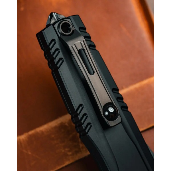 Набір Microtech Surefire Luminary D/E - Stiletto Pro II Collaboration ZBP Serrated Black - 14090745 Набір Microtech Surefire Luminary D/E - Stiletto Pro II Collaboration ZBP Serrated Black - 14090745